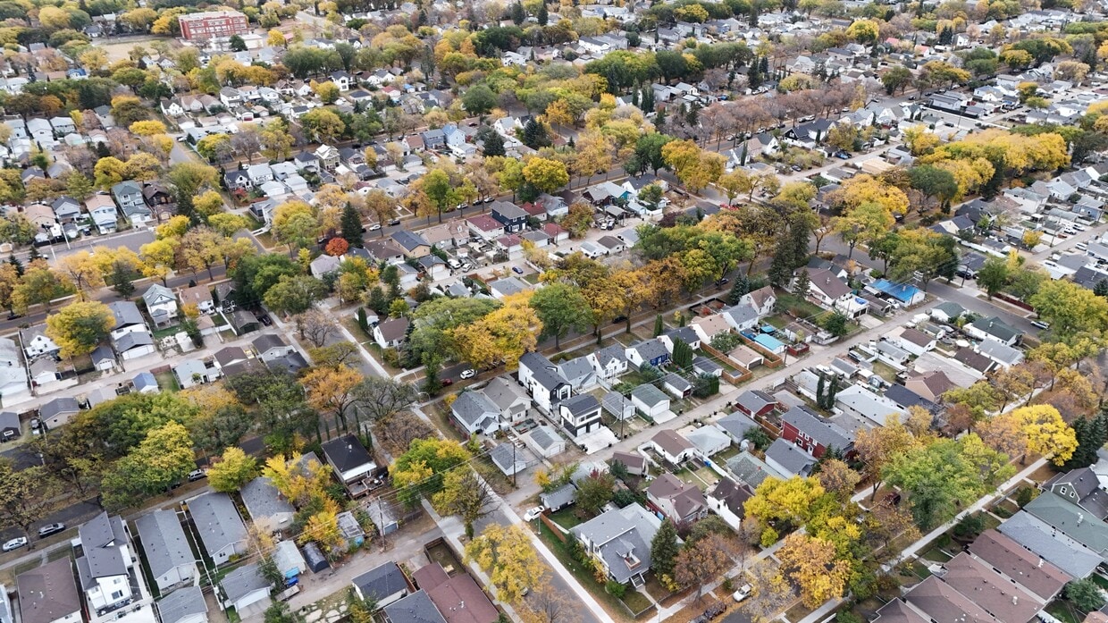 Photo du bâtiment - 11642-11690 90 St NW