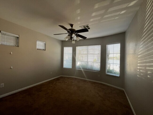 Foto del edificio - Welcome to this stunning 3-story home loca...