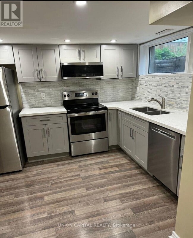 Building Photo - 427 Rossland Rd W