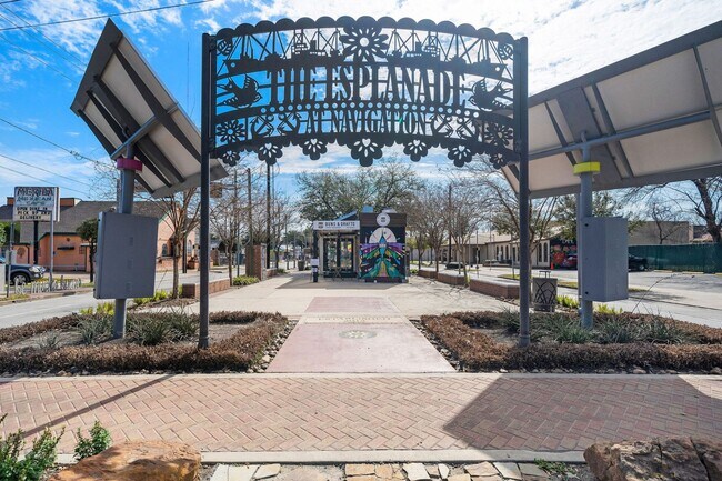 Building Photo - Charming 2 Bedroom Apartment with Stunning...