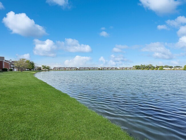 Foto del edificio - Luxe 1-Bedroom Haven: Serene Lakeside Living at Lakeshore Community
