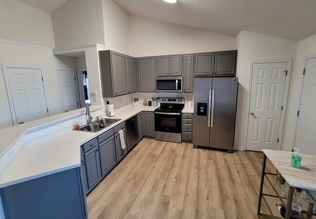 Building Photo - Charming 3 Bedroom with Beautiful Backyard