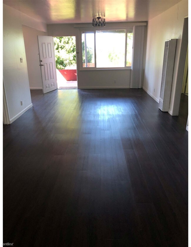 Building Photo - 3 br, 1.5 bath Duplex - 6425 Outlook Ave