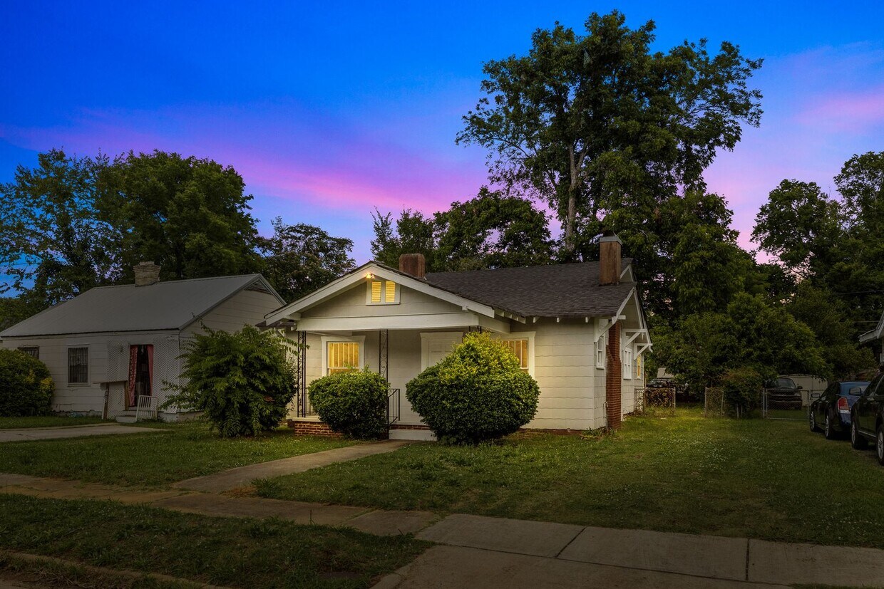 Primary Photo - Charming 3 Bedroom, 2 Bathroom house