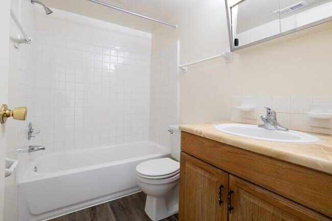 Baño de 2 habitaciones en Woodlake Apartments - Woodlake