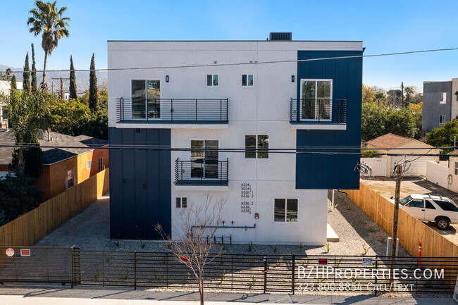 Foto del edificio - Brand-New Contemporary Living in Prime Nor...