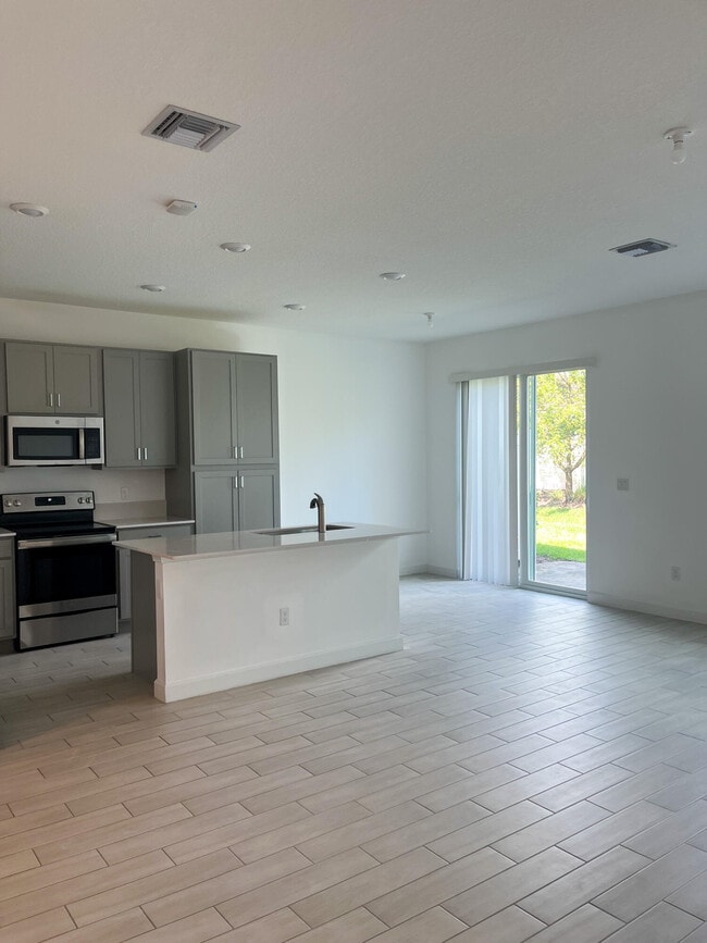 Building Photo - 4985 Navali Dr