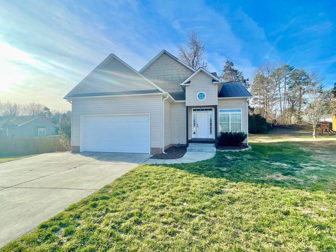 Primary Photo - Beautiful 3 2.5 Bath Home in Thomasville