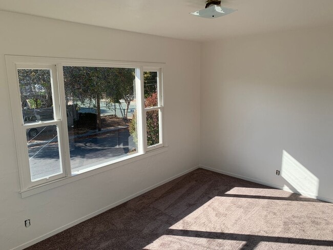 Foto del edificio - Great 2 bedroom upstairs standalone unit with garage