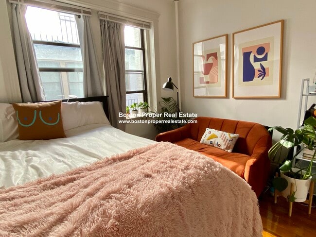 Studio - 60 Charlesgate E