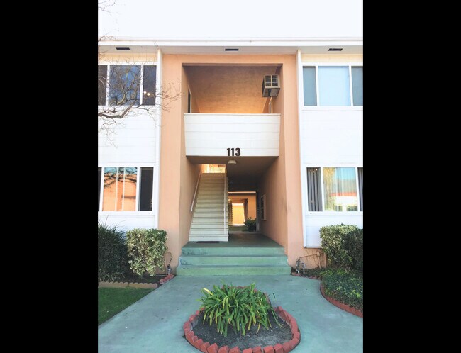 Foto del edificio - Spacious 1 & 2 Bedroom Apartments