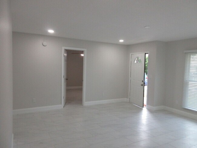 Building Photo - Available now! Winter Springs fully renova...
