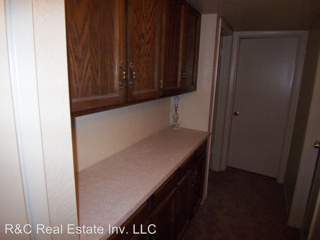 Building Photo - 610 W Medina Ave