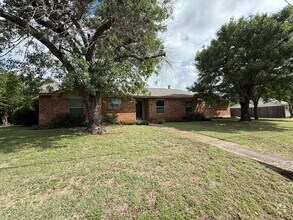 Building Photo - 405 Tyrone Dr
