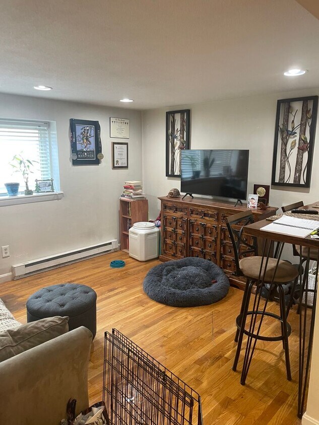 Primary Photo - Huge 1 bedroom unit located next to the Gr...
