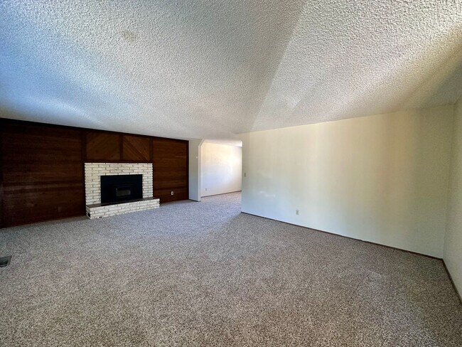 Foto del edificio - Four Bedroom Charmer!