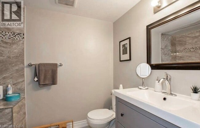 Building Photo - 17 Ridgeview Ave