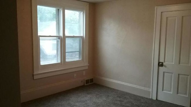 Building Photo - Newer remodeled 3 bedroom 1 bath upper