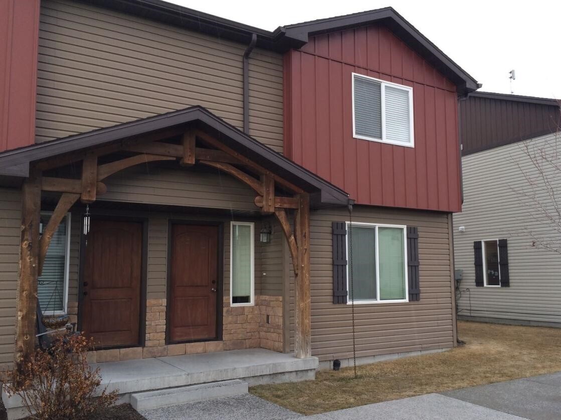 Primary Photo - Desirable 3 bed 1.5 bath town house in The...
