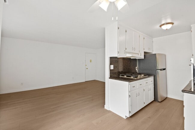 Building Photo - 1550 S Saltair Ave