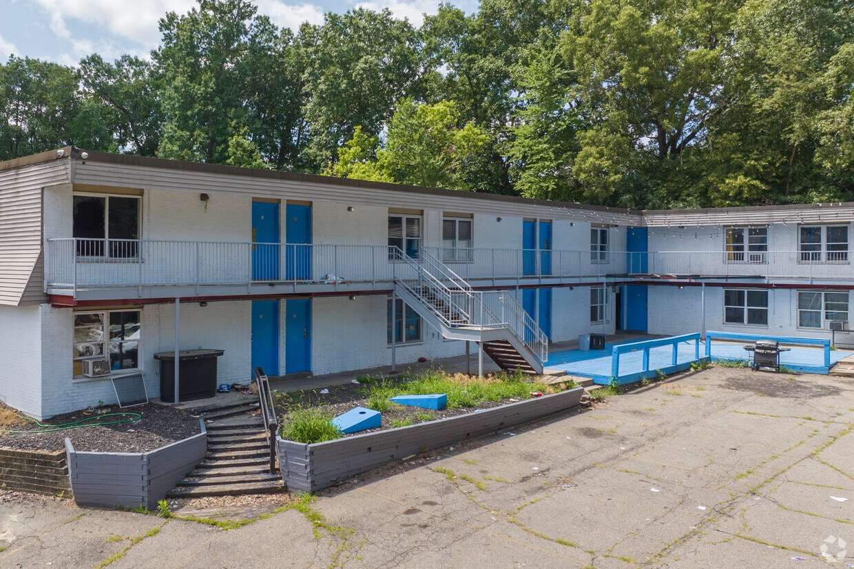 Primary Photo - 1402 Fraternity Village Dr