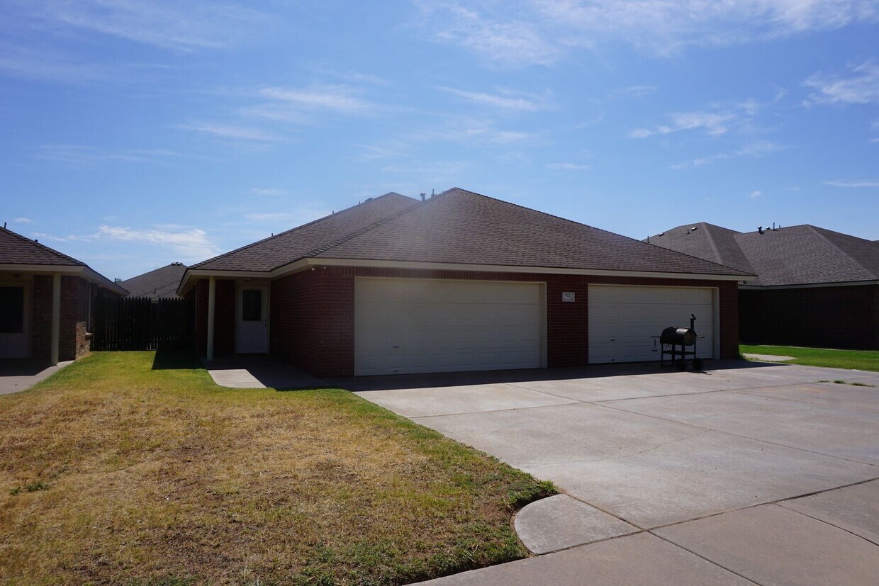 702 N Englewood Ave Unit 702 N Englewood A, Lubbock, TX 79416 Room