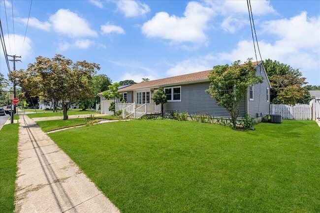 Building Photo - 2127 Oak Ave