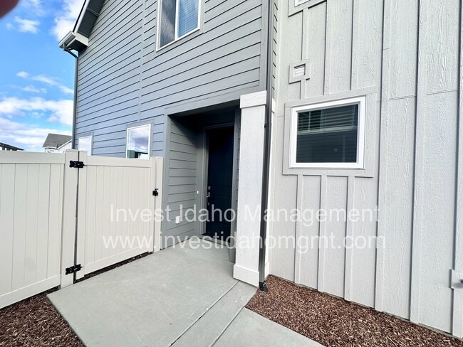 Building Photo - Spacious Luxury Townhome Designed for Modern Living
