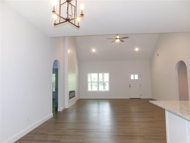 Foto del edificio - 738 Leonard Pruitt Rd