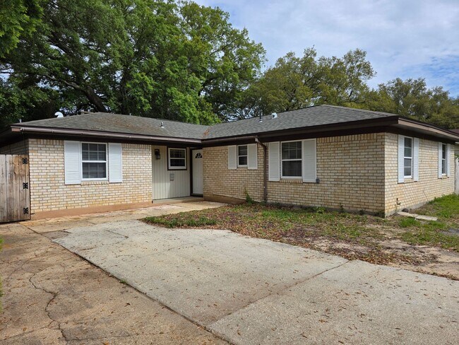 Foto del edificio - 5BR/2BA home with large family room