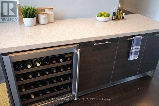 Building Photo - 388 Yonge St