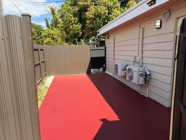 Foto del edificio - 707 NE 15th St