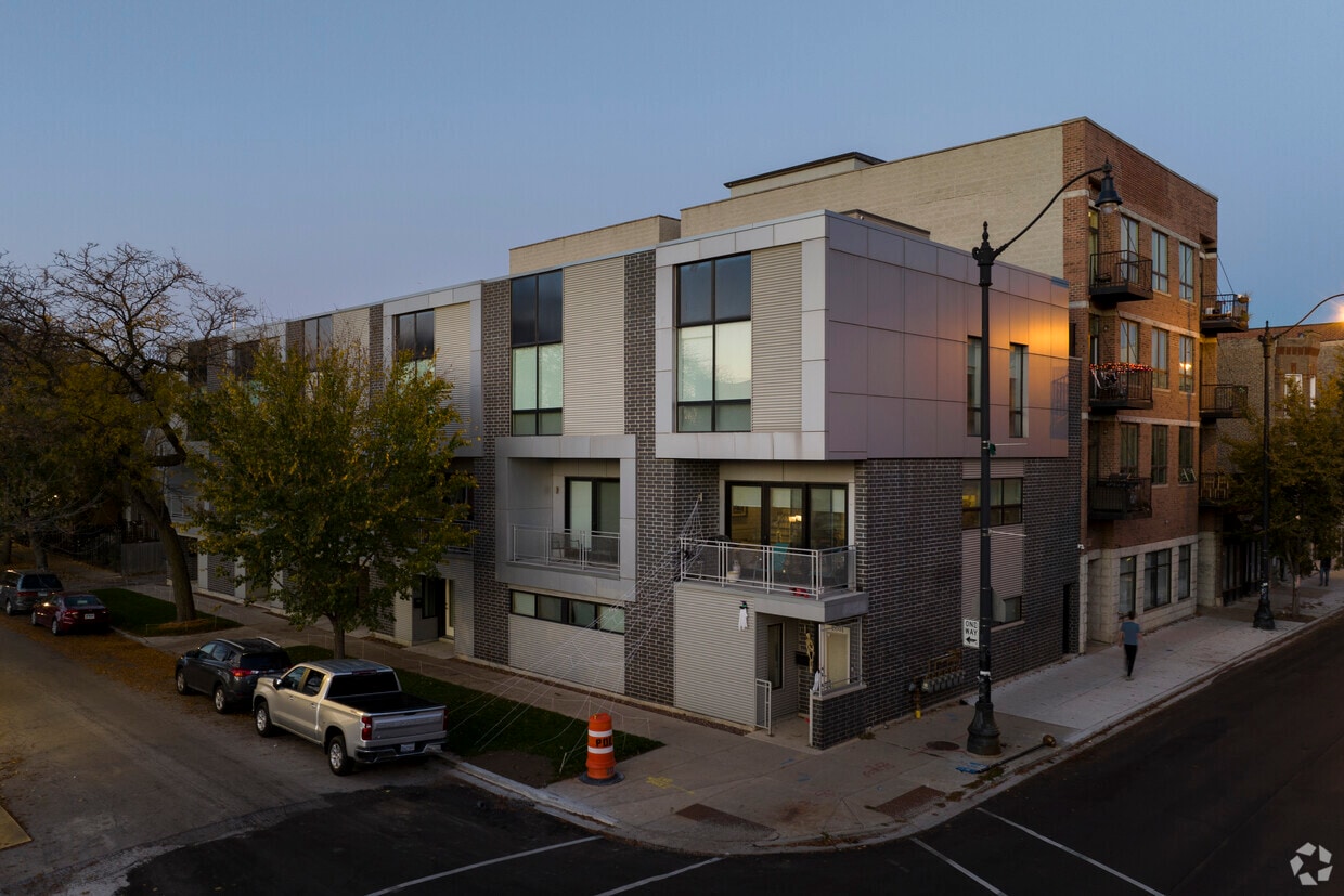 Albany Square Townhomes Apartments in Chicago, IL