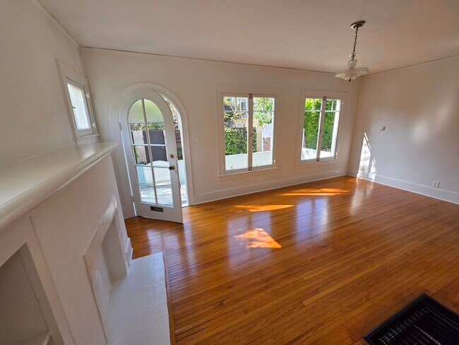 Foto del edificio - 126 Breeze Ave