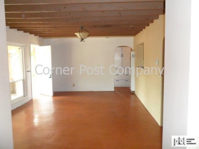 Building Photo - 1104 La Luz Dr NW