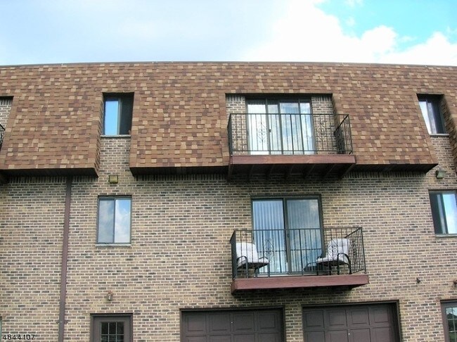 Building Photo - 825 Riverside Ave