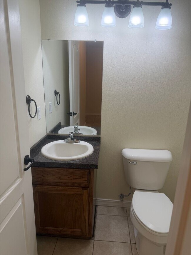 Building Photo - 1221 E 14th St