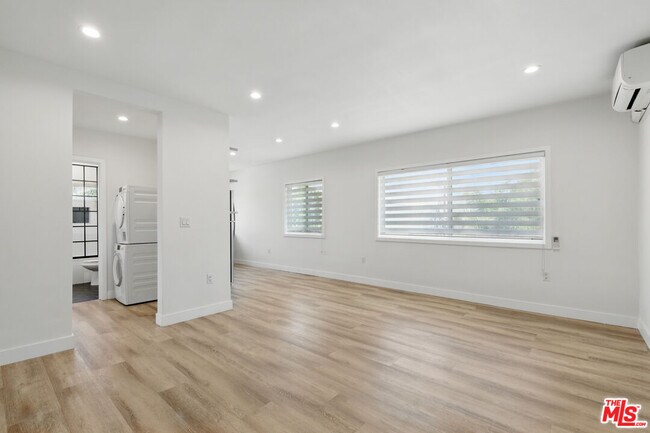 Foto del edificio - 6350 Willoughby Ave