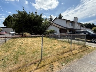 Fenced yard - 701 F Pl NE