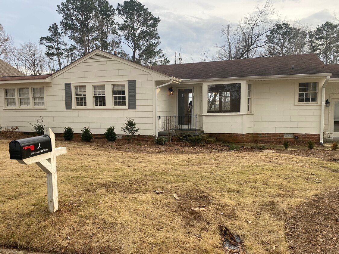 Primary Photo - 815 Sunnyside Dr