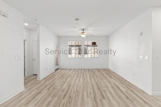 Building Photo - 2740 S Equestrian Dr