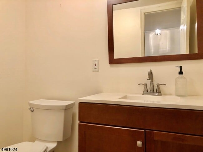 Building Photo - 48 Stonegate Dr