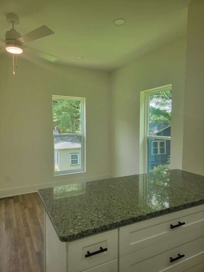 Building Photo - Fall 2025 Student Housing – 4 Beds / 4 Bat...