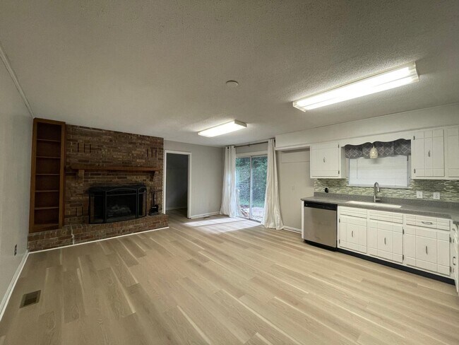 Cocina / Comedor (las imágenes no muestran las renovaciones que se están realizando) - 1936 Ashmore Ave