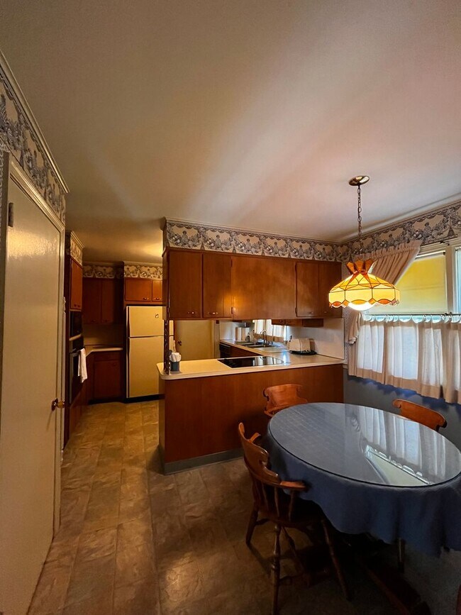 Building Photo - Charming 3 Bed, 1.5 Bath Colonial in Potts...