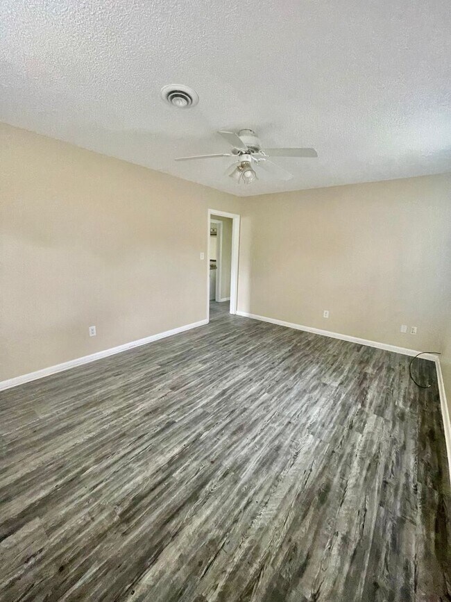 Foto del edificio - This lovely 2 bedroom 1 bath duplex is located in Stanley off Sifford Rd.