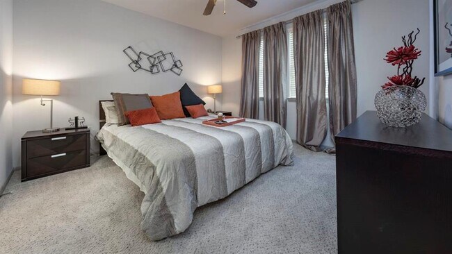 Foto del edificio - 2400 Business Center Dr