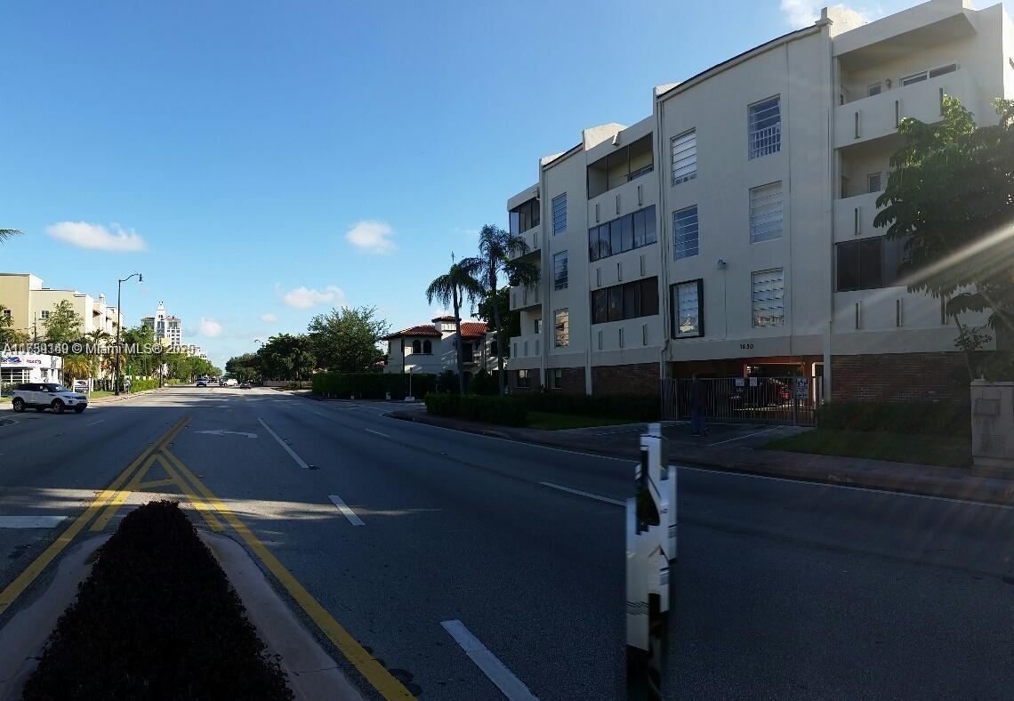 Foto principal - 1650 S Le Jeune Rd