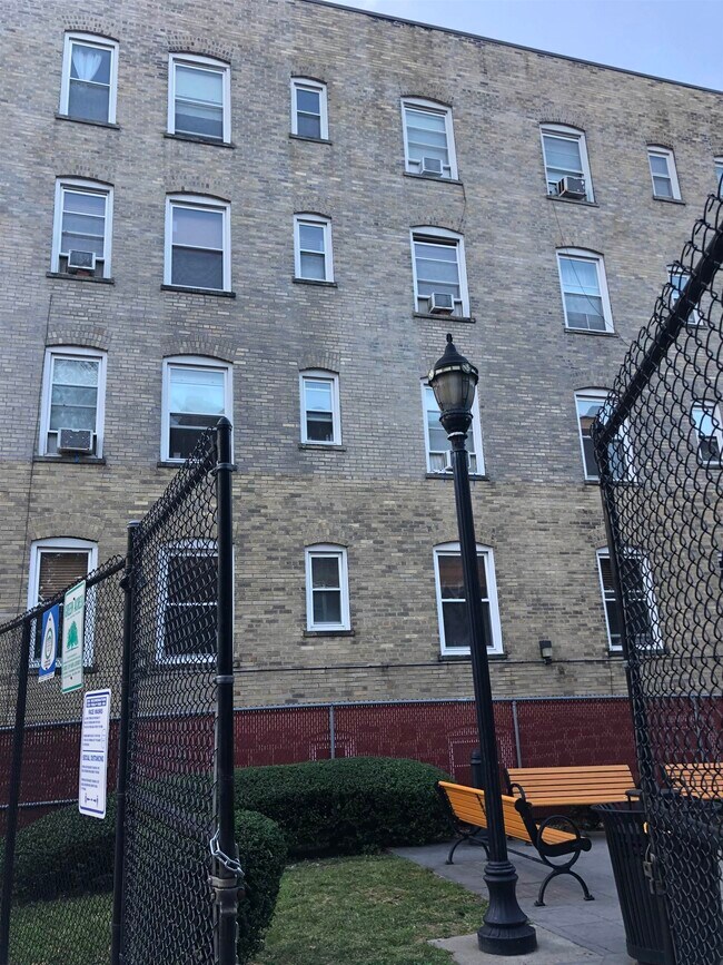Building Photo - 18 74th St
