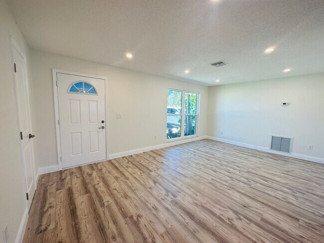 Foto del edificio - 2 Bedroom/2 Bathroom Home, Fenced Yard, Pe...
